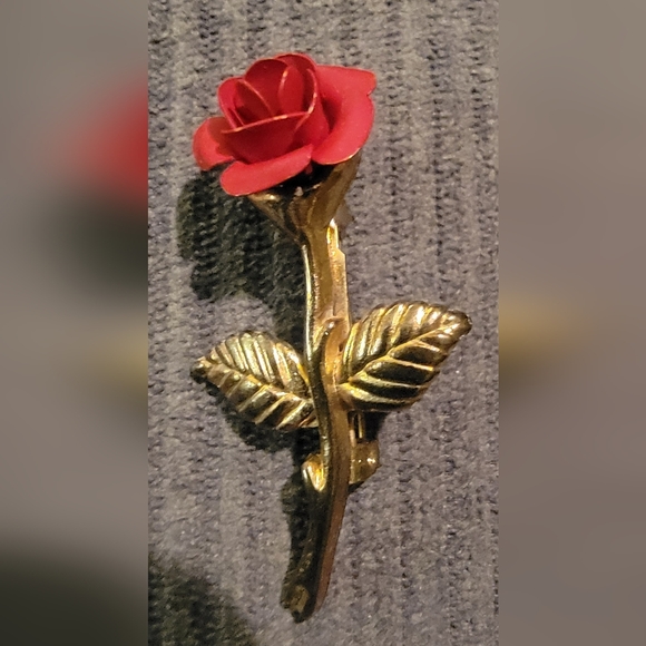 Vintage signed WINARD 12K GF carved white rose brooch pin and red unsigned - Picture 6 of 7